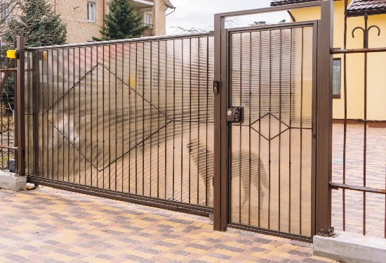 Купить ворота из профлиста с элементами ковки, с металлическими столбами в рамке или под дерево в Туймазах от 158626 руб